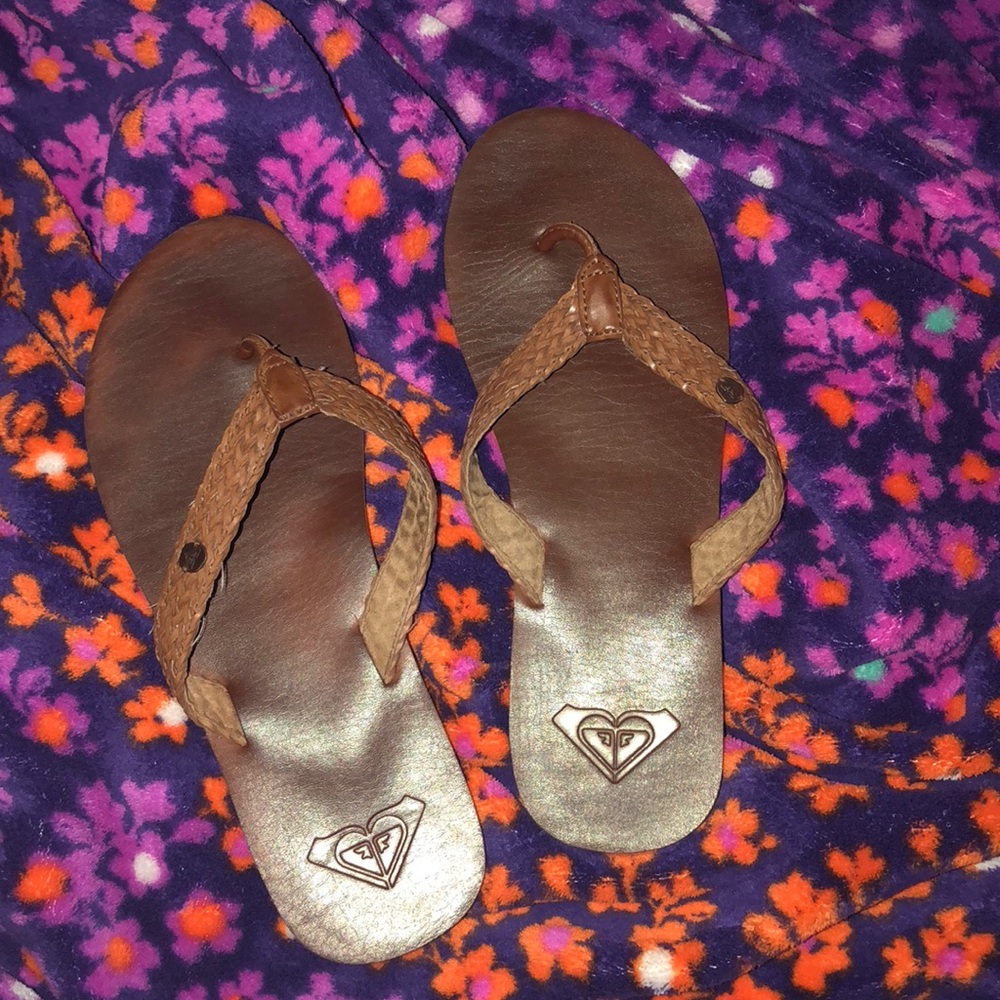 Gently used roxy flip flops